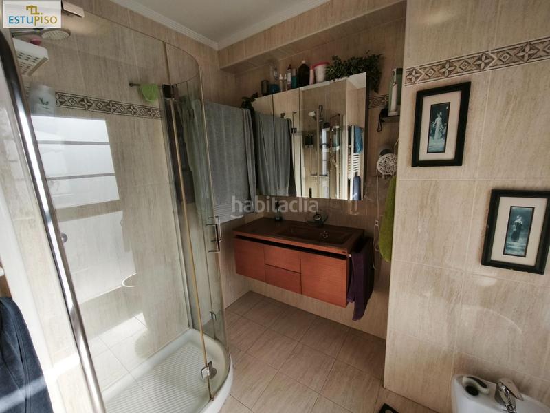 Foto 272ddb4e-2a34-4fce-868a-c81a7456f776. Casa adosada chalet adosado lakua 2006 4 habitacionescocinasalón3 bañosterraza y balcónplaza de garaje incluida en Vitoria - Gasteiz