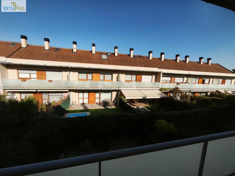 Foto 34cbbcef-9d31-48a5-8ffc-2f33220ff04a. Casa adosada chalet adosado lakua 2006 4 habitacionescocinasalón3 bañosterraza y balcónplaza de garaje incluida en Vitoria - Gasteiz