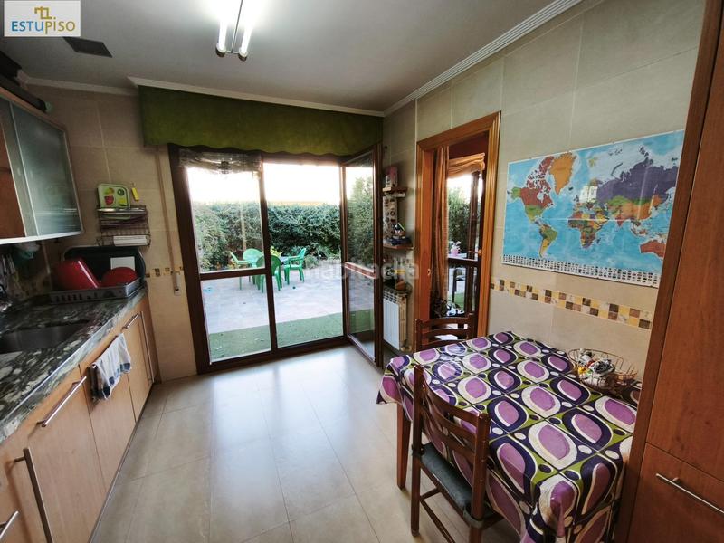 Foto 41044b24-95c1-43e3-b940-4f66f31f12a0. Casa adosada chalet adosado lakua 2006 4 habitacionescocinasalón3 bañosterraza y balcónplaza de garaje incluida en Vitoria - Gasteiz