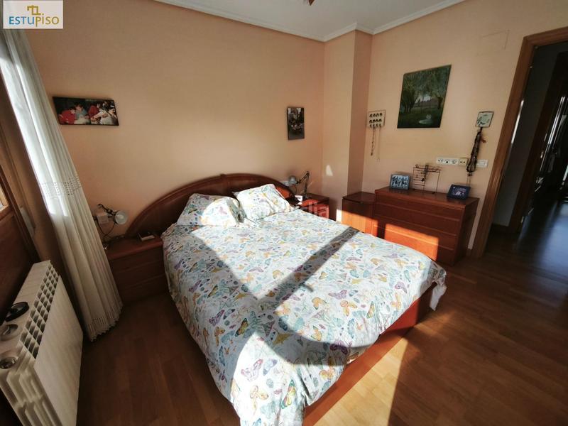 Foto 4dd37f98-df74-4f0d-b65c-84754e1f2125. Casa adosada chalet adosado lakua 2006 4 habitacionescocinasalón3 bañosterraza y balcónplaza de garaje incluida en Vitoria - Gasteiz