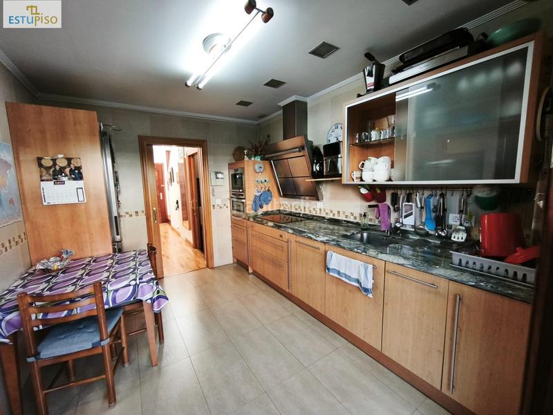 Foto 5be3afed-9530-4a30-8d77-4a3739c79753. Casa adosada chalet adosado lakua 2006 4 habitacionescocinasalón3 bañosterraza y balcónplaza de garaje incluida en Vitoria - Gasteiz