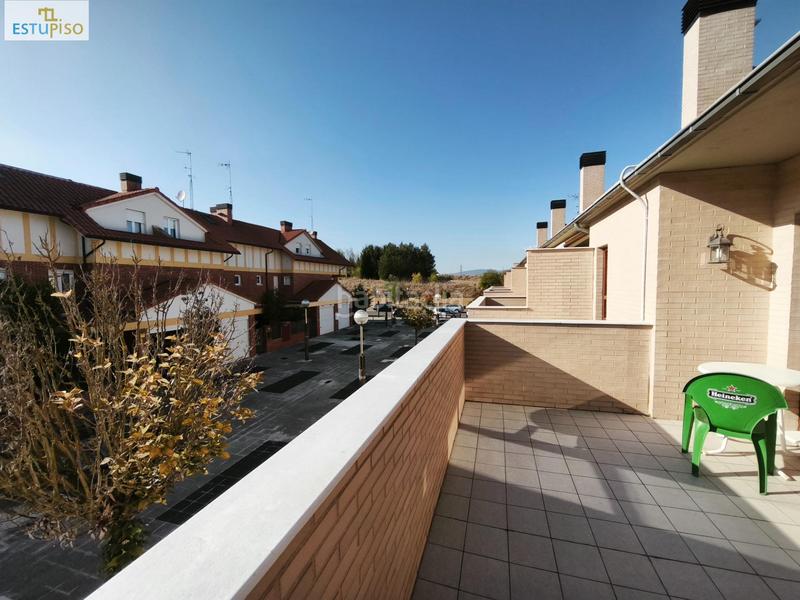 Foto 6477ea66-47d3-4d96-8d1a-22df5a9afdcd. Casa adosada chalet adosado lakua 2006 4 habitacionescocinasalón3 bañosterraza y balcónplaza de garaje incluida en Vitoria - Gasteiz