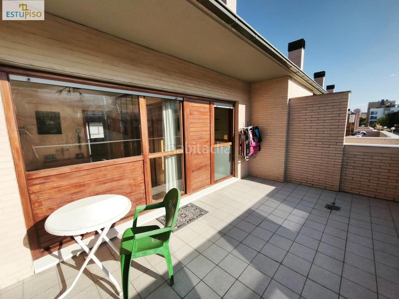 Foto 7b0bb3a6-1a39-4a36-9e63-6b305520416d. Casa adosada chalet adosado lakua 2006 4 habitacionescocinasalón3 bañosterraza y balcónplaza de garaje incluida en Vitoria - Gasteiz