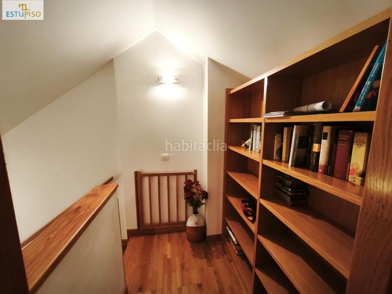 Foto 7e52b5d2-aa99-4cbc-97f4-21b520cd3ddb. Casa adosada chalet adosado lakua 2006 4 habitacionescocinasalón3 bañosterraza y balcónplaza de garaje incluida en Vitoria - Gasteiz