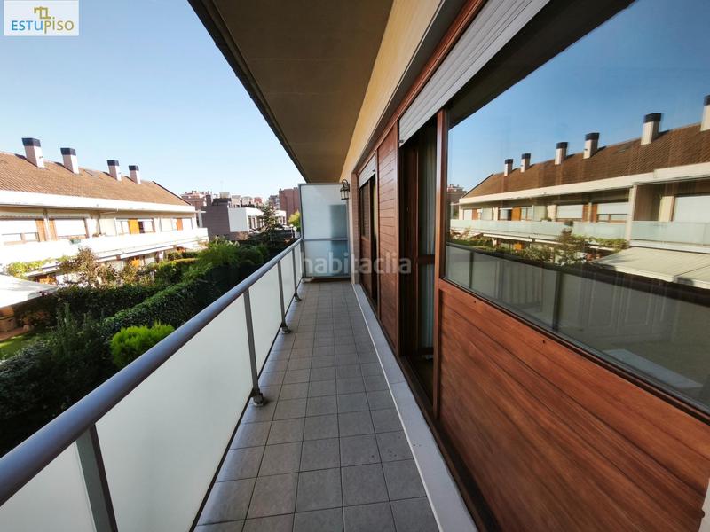 Foto 95dc2713-efa9-455e-925d-a6490c824e7d. Casa adosada chalet adosado lakua 2006 4 habitacionescocinasalón3 bañosterraza y balcónplaza de garaje incluida en Vitoria - Gasteiz