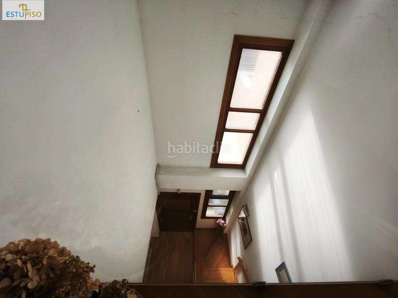 Foto 9dca07d8-0016-4923-bf6a-a45b3efc10e6. Casa adosada chalet adosado lakua 2006 4 habitacionescocinasalón3 bañosterraza y balcónplaza de garaje incluida en Vitoria - Gasteiz