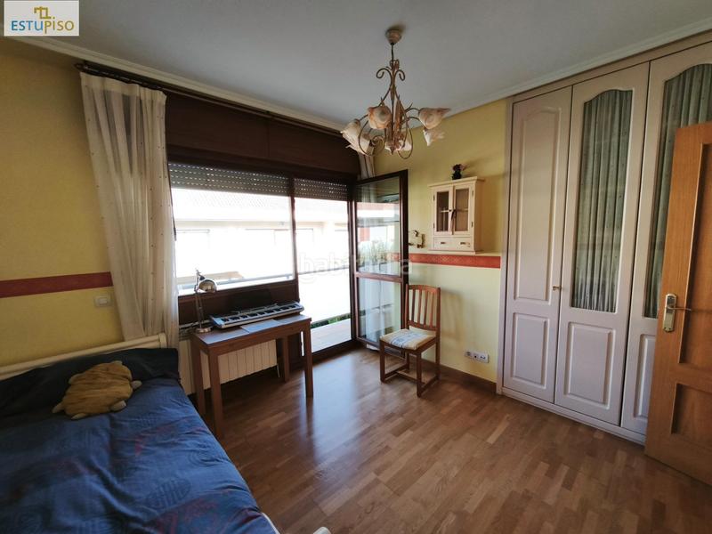 Foto b01e1357-3ada-4130-bea3-a79cc771dbef. Casa adosada chalet adosado lakua 2006 4 habitacionescocinasalón3 bañosterraza y balcónplaza de garaje incluida en Vitoria - Gasteiz