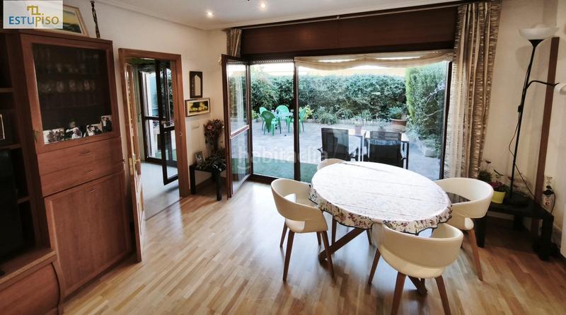 Foto b1d137cf-cf5f-44fb-90df-eca59661550c. Casa adosada chalet adosado lakua 2006 4 habitacionescocinasalón3 bañosterraza y balcónplaza de garaje incluida en Vitoria - Gasteiz