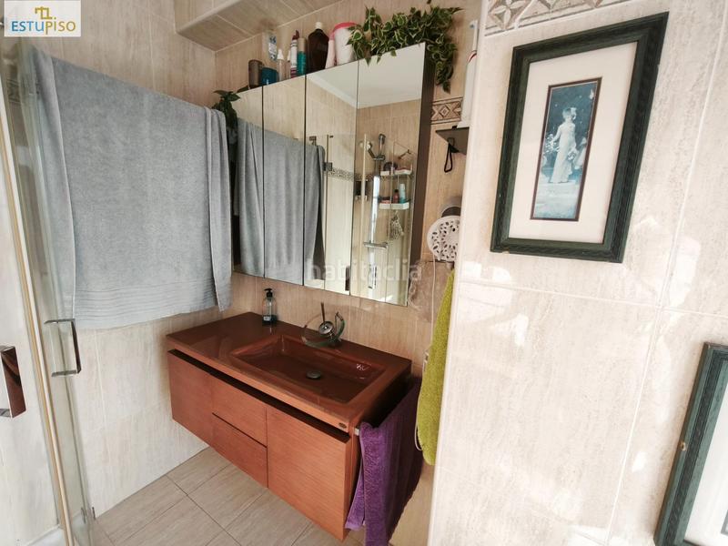 Foto b824b035-bebb-4889-a4bb-1385ccb972f2. Casa adosada chalet adosado lakua 2006 4 habitacionescocinasalón3 bañosterraza y balcónplaza de garaje incluida en Vitoria - Gasteiz