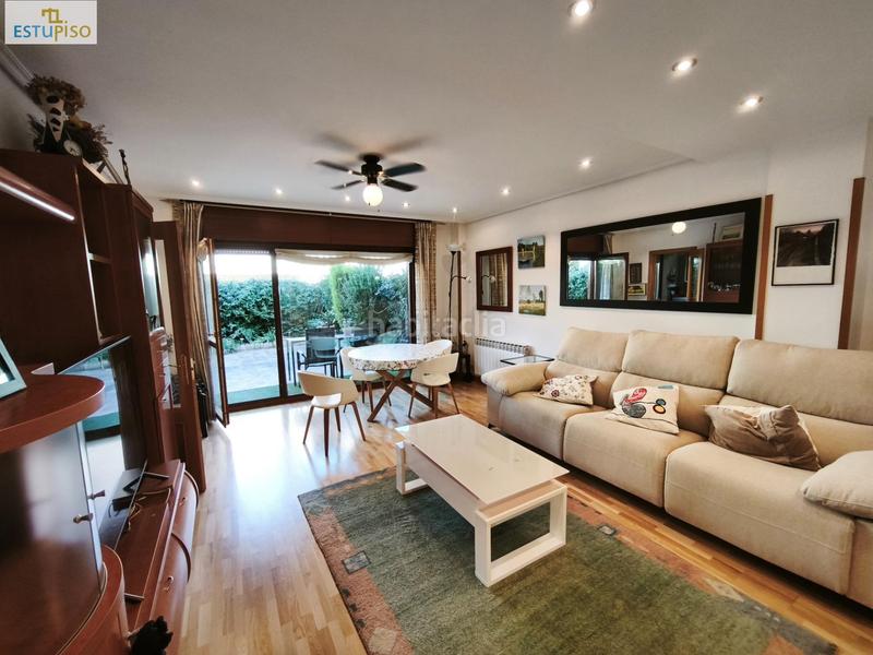 Foto cc3bf41c-c79b-4527-b367-827d25fb2372. Casa adosada chalet adosado lakua 2006 4 habitacionescocinasalón3 bañosterraza y balcónplaza de garaje incluida en Vitoria - Gasteiz