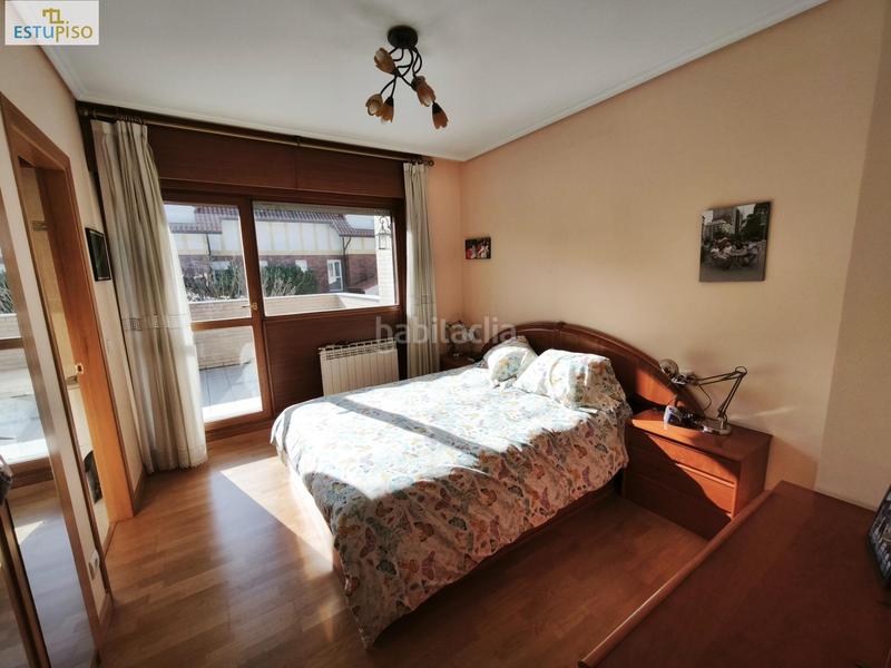 Foto d54c3200-4f04-420e-9d7c-3deeddb1a4a7. Casa adosada chalet adosado lakua 2006 4 habitacionescocinasalón3 bañosterraza y balcónplaza de garaje incluida en Vitoria - Gasteiz