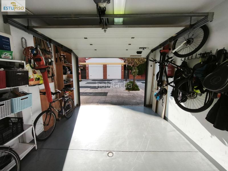 Foto e154cde7-1e2f-4572-92b8-99a0116c320e. Casa adosada chalet adosado lakua 2006 4 habitacionescocinasalón3 bañosterraza y balcónplaza de garaje incluida en Vitoria - Gasteiz