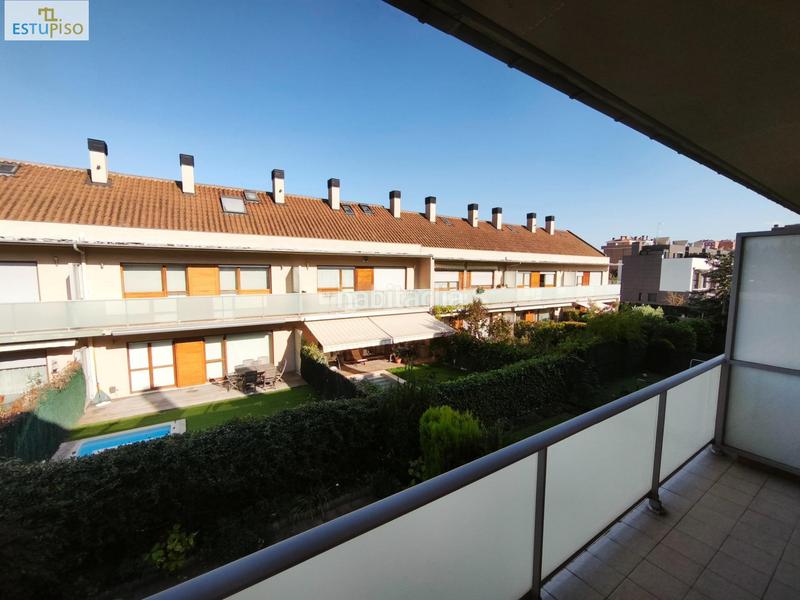 Foto e7e2e86b-ba40-4b1a-b294-d3d9307250db. Casa adosada chalet adosado lakua 2006 4 habitacionescocinasalón3 bañosterraza y balcónplaza de garaje incluida en Vitoria - Gasteiz