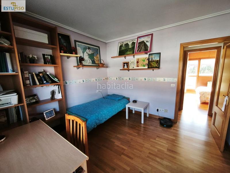 Foto ec284f33-5666-4717-a351-64679665cb73. Casa adosada chalet adosado lakua 2006 4 habitacionescocinasalón3 bañosterraza y balcónplaza de garaje incluida en Vitoria - Gasteiz