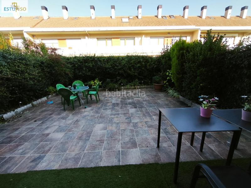 Foto ecc49905-be36-46c0-ae12-8a98565ded30. Casa adosada chalet adosado lakua 2006 4 habitacionescocinasalón3 bañosterraza y balcónplaza de garaje incluida en Vitoria - Gasteiz