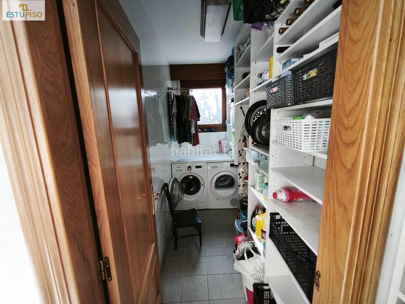 Foto ef3a6e64-f9da-45ed-b684-ad0a8d81bdf7. Casa adosada chalet adosado lakua 2006 4 habitacionescocinasalón3 bañosterraza y balcónplaza de garaje incluida en Vitoria - Gasteiz