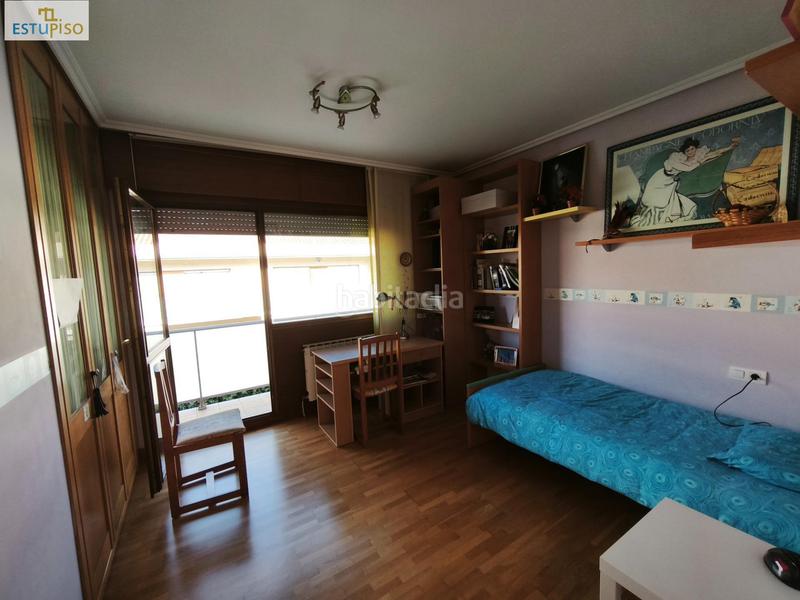 Foto fea88ce2-a30f-4bec-8a04-bf37eef034bf. Casa adosada chalet adosado lakua 2006 4 habitacionescocinasalón3 bañosterraza y balcónplaza de garaje incluida en Vitoria - Gasteiz