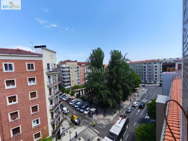 Foto e452e11c-b6bd-472c-bfee-3832b514056c. Piso coqueto piso reformado exterior calle coronacion en exclusiva 63m26º sin ascensorcocinasalóncomedor2 hab.salónbaño en Vitoria - Gasteiz