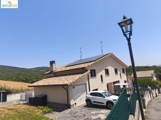 Reihenhaus  Calle tuyo. Chalet adosado  2005  tuyo  alava a 18 kms. de vitoria  167 m2 e