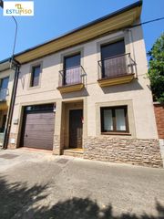 Semi detached house  Calle huertos-t. Vivienda unifamiliar a estrenar de 184 m2 con patio y garaje en