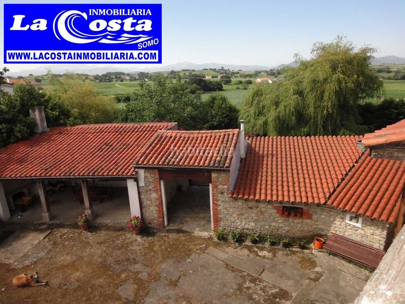 Foto b5a5e6d5-06d2-4db3-bcbb-688066f71cbc. Masia amb xemeneia aparcament a Castanedo Ribamontán al Mar