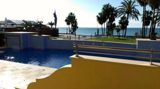 Apartamento en Nueva Alcántara. Apartamento en primera línea de playa cerca de puerto banus