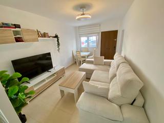 Piso en Puerto de Estepona. Amplio bajo junto al mar segunda linea de playa apartamento turi