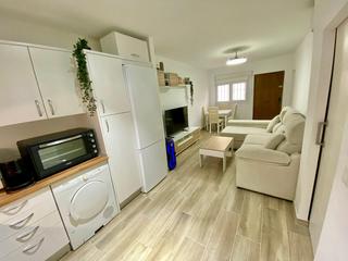 Pis a Puerto de Estepona. Amplio bajo junto al mar segunda linea de playa apartamento turi