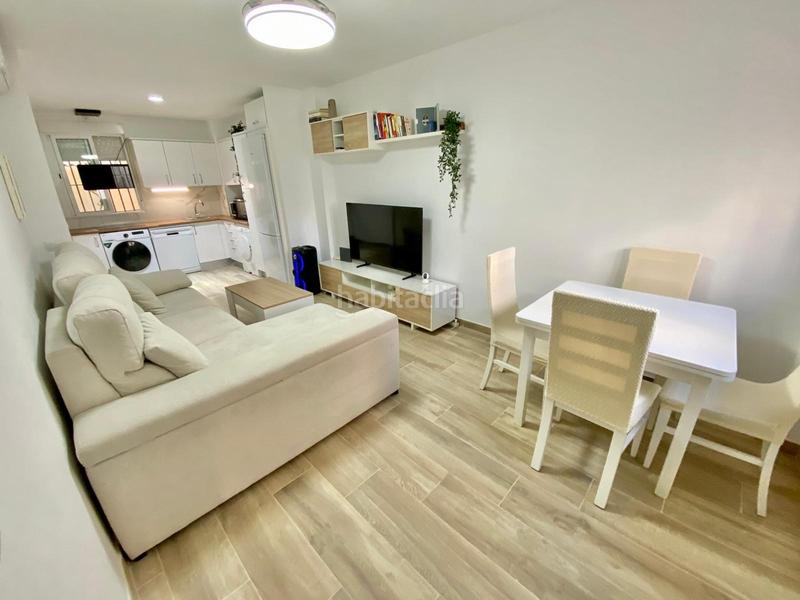 Foto 7b4edafd-7495-41f4-a553-c3d436498e79. Piso amplio bajo junto al mar segunda linea de playa apartamento turistico en Estepona