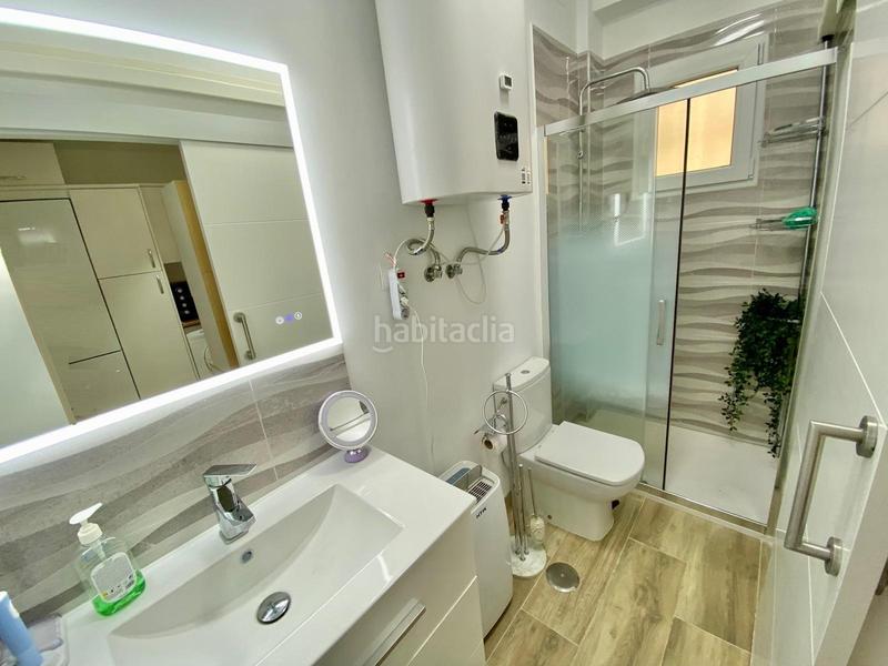 Foto a83c0072-1957-4ea9-b933-9cfc0d5baaf9. Piso amplio bajo junto al mar segunda linea de playa apartamento turistico en Estepona