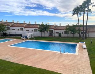 Reihenhaus in Manilva Pueblo. Exclusiva vivienda unifamiliar adosada con solárium y vistas pan