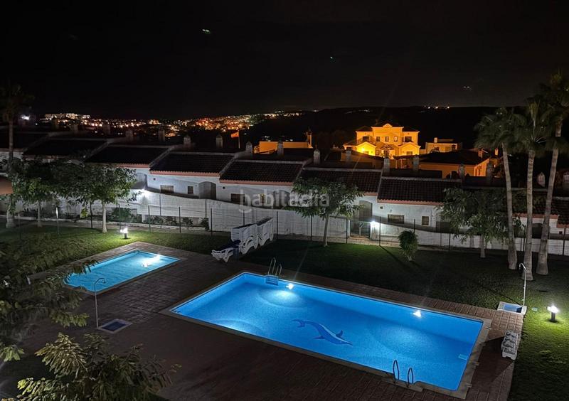 Foto 84623fe8-f35c-4951-aaa9-489ae37cd1ee. Casa adossada amb aparcament piscina a Manilva pueblo Manilva