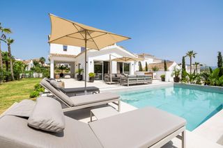 Chalet in Casares Golf - Casares del Sol. Villa contemporánea a 400 m del mar