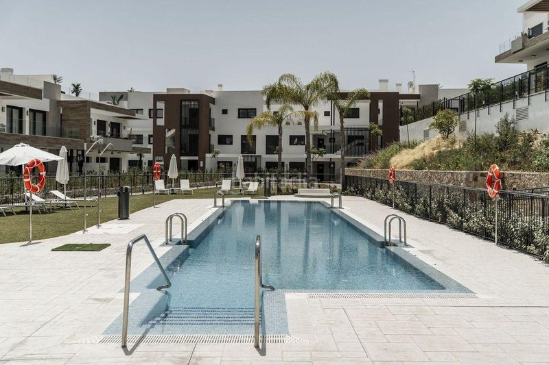Foto f6ea110f-110c-46f8-8d3f-f2925c51a00f. Àtic amb aparcament piscina a Nueva Atalaya Estepona