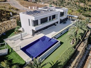 Xalet a Mijas Golf. Exclusiva villa contemporánea en primera línea de golf  la cala