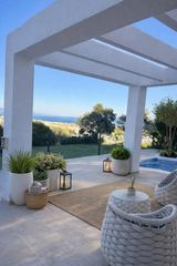 Xalet a La Duquesa. Tu oasis de lujo frente al mar y el golf en la duquesa