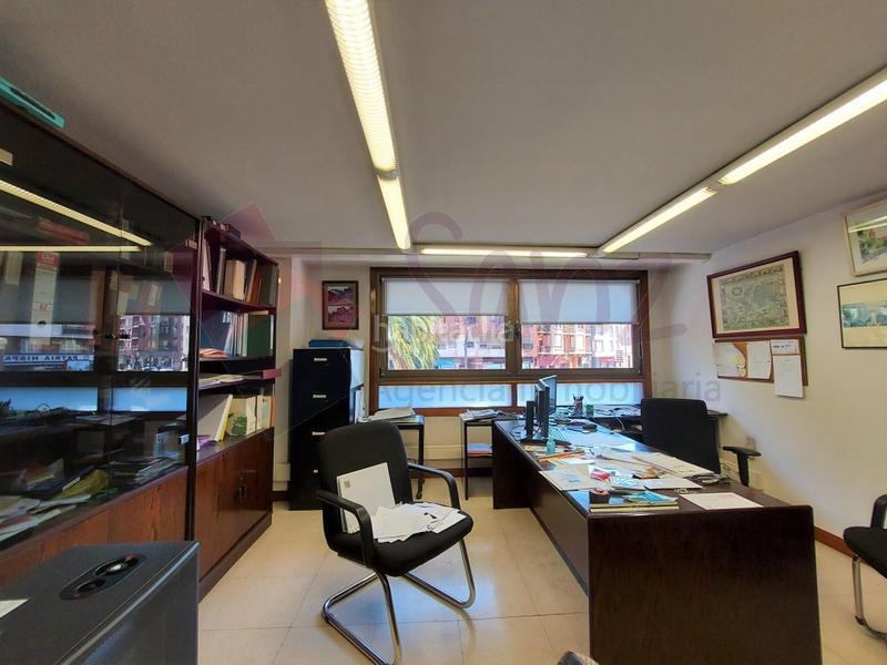 Foto c506d7d1-08ef-43b0-9f72-12a1ecaa2793. Alquiler oficina fabulosa oficina en edificio las palmeras en esquina en Logroño