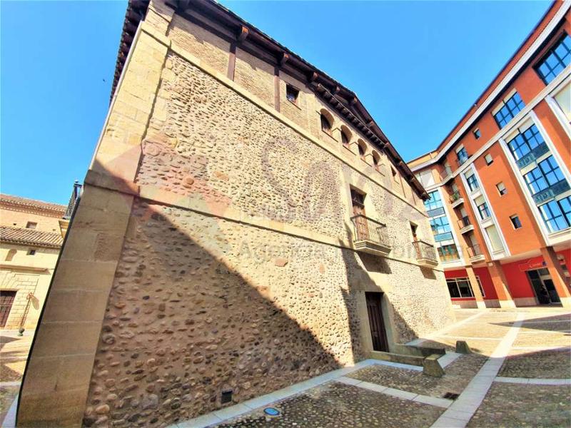 Foto e69acd72-69a2-4d9a-862a-ac610bc6232f. Edifici a Nájera