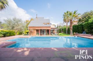 Chalet dans Bellaterra. Chalet independiente en bellaterra, con 348 m2, 5 habitaciones y