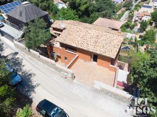 Chalet à La Floresta. Impresionante vivienda de obra vista situada en la floresta sant