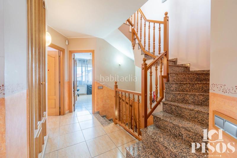 Foto 1932f48f-d00b-4a51-902b-85e5c2b1d6d0. Casa adossada amb calefacció aparcament a Ca n´Oriol Rubí