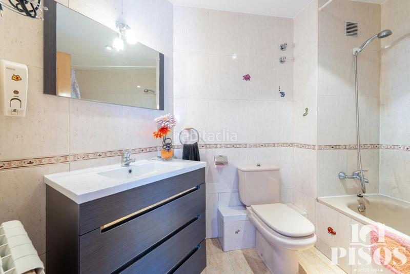 Foto fb95d321-238e-4fd7-86c7-857b9adc2f18. Casa adossada amb calefacció aparcament a Ca n´Oriol Rubí