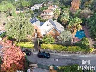 Chalet à Bellaterra. En exclusiva presentamos chalet independiente en bellaterra, con