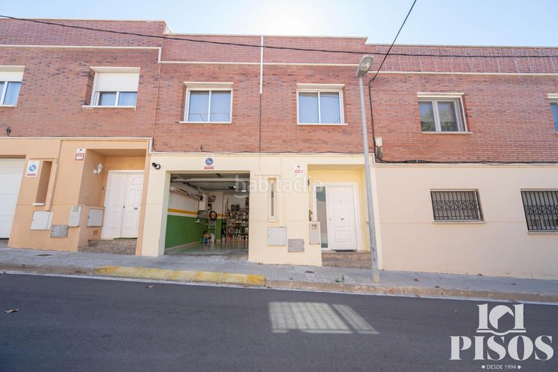 Foto ae4ae865-6a3a-4369-8c79-926b624b548d. Casa adossada amb calefacció aparcament a Ca n´Oriol Rubí