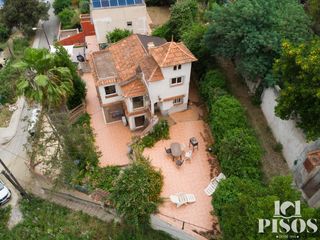 Casa  Font del fumet. Bonita y acogedora casa torre independiente situada en una de la