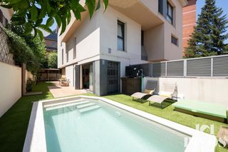 Duplex  Mina. Dúplex en planta baja con piscina privada y jardín de 120 m en s