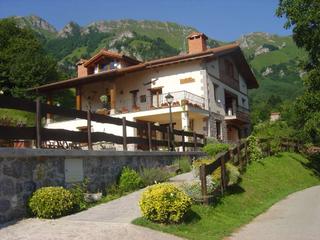 Casa en Araitz. Espectacular villa unifamiliar con dos viviendas independientes