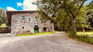 Casa aparellada en Elduain. Bonito casero bifamiliar en elduaien