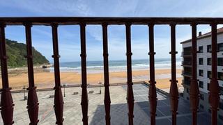 Pis a Zarautz. Piso en prmera linea de playa con garaje y trastero