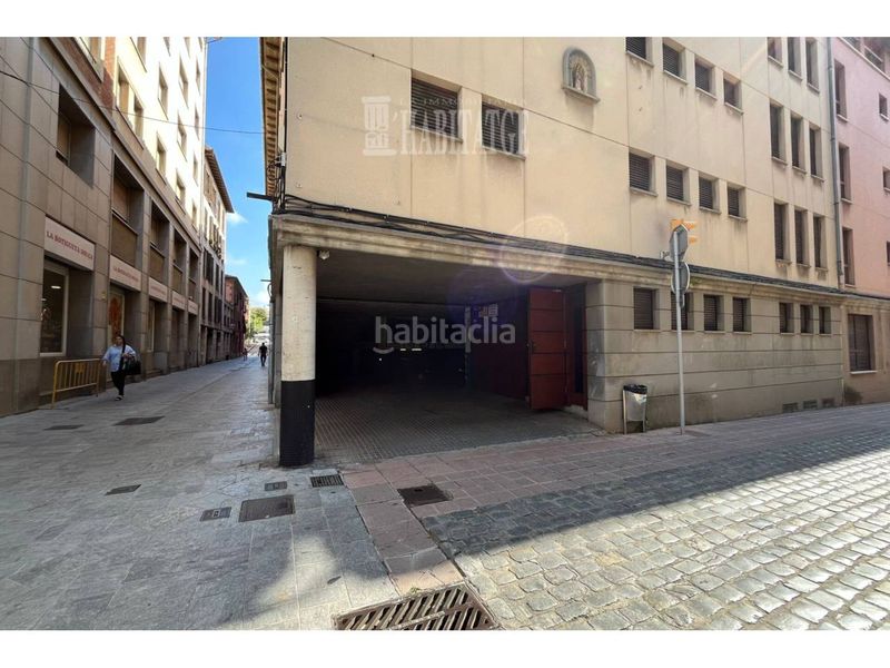 Foto e777b696-e53e-43d8-a983-a5ede59b5cc7. Aparcament cotxe a Centre Vic